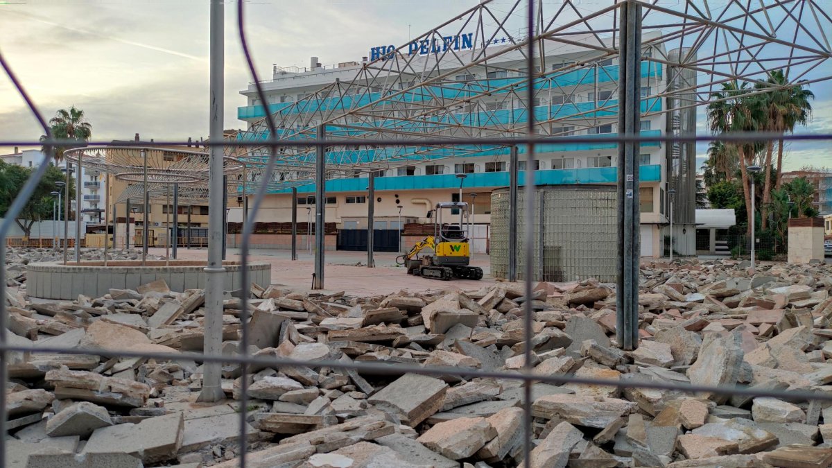 Las obras ya han comenzado en la plaza Corona d’Aragó.