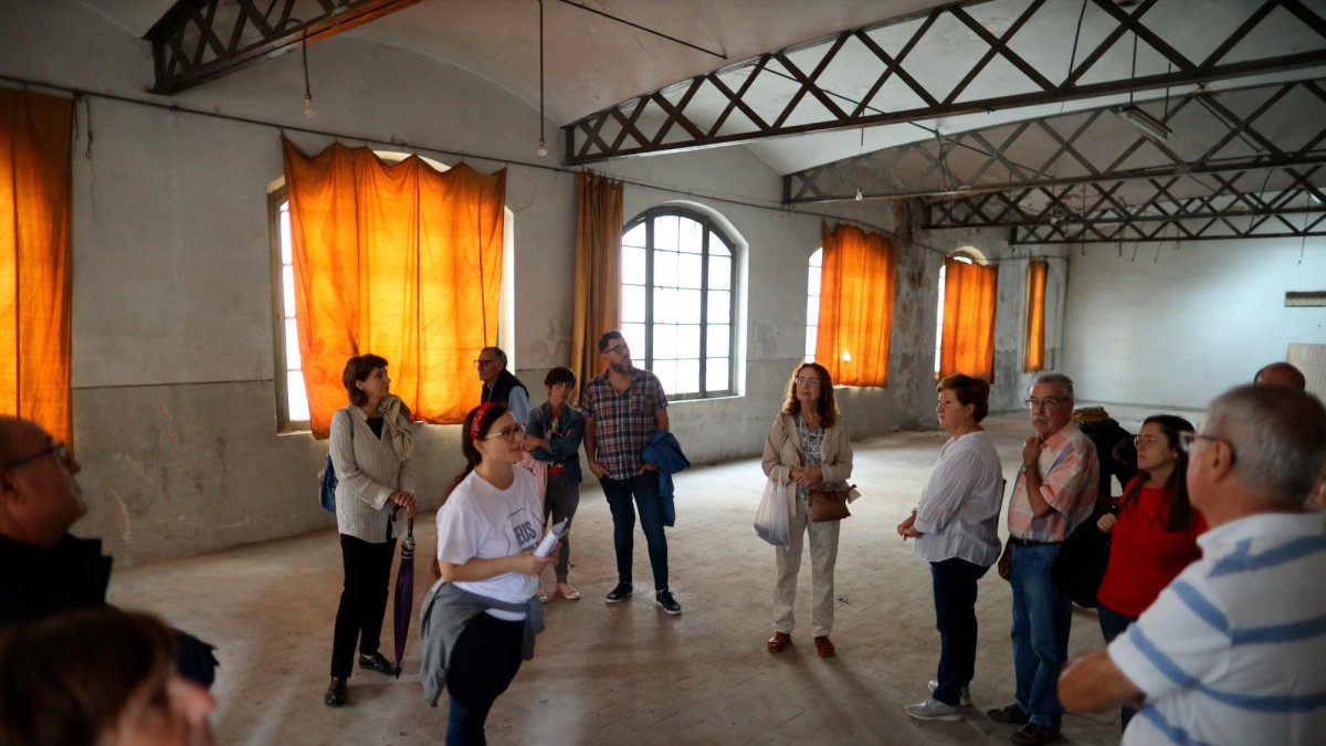 Una visita de Espais Ocults en la Fàbrica Baget en 2022. La entidad abre al público edificios de valor histórico y patrimonial.