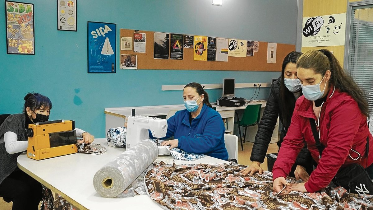 Algunas de las integrantes del taller de mujeres de DonArsu Tot, trabajando con unas telas.
