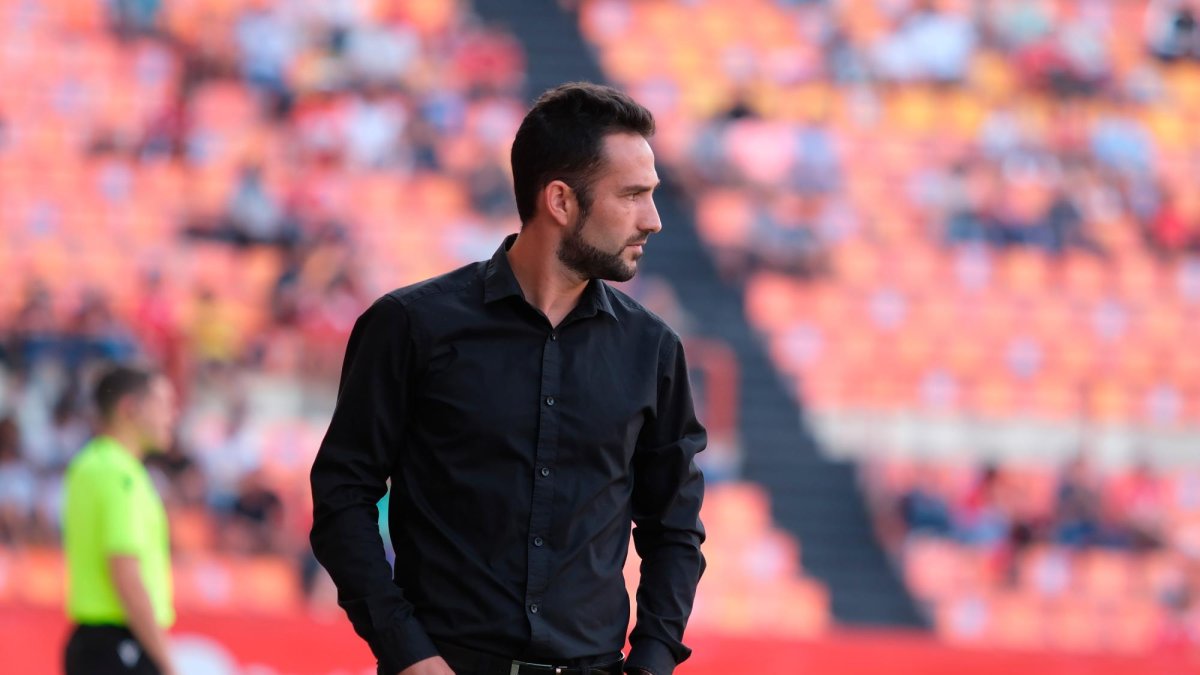 El entrenador grana en la banda del Nou Estadi de Tarragona.