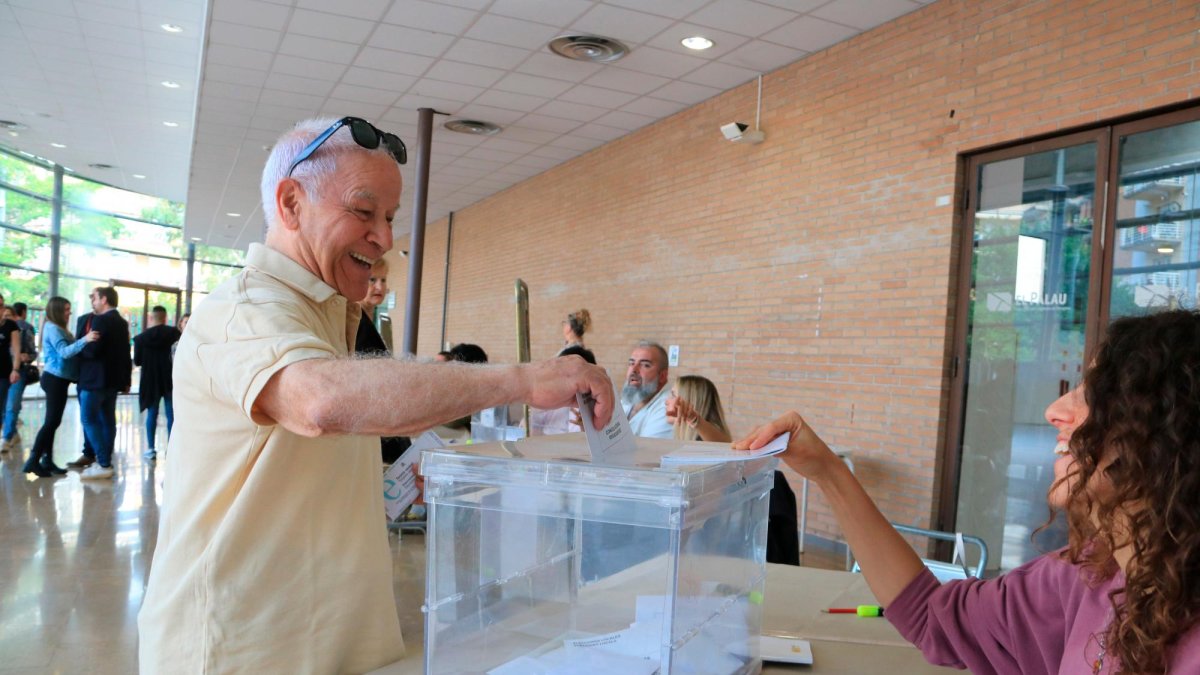 Un hombre votando en Tarragona.