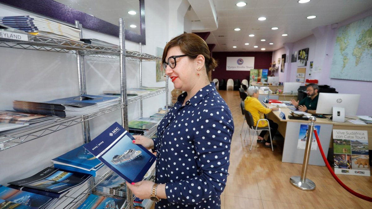 Meritxell, empleada de Emilio Tour observa un catálogo.