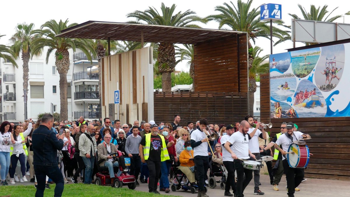 Les persones assistents van arribar a la plaça a ritme de xaranga.