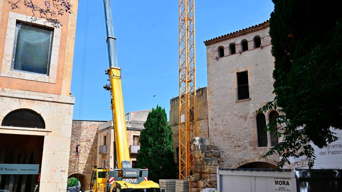 Durante el día de ayer se inició el desmontaje de la gran grúa en la Plaça del Pallol.