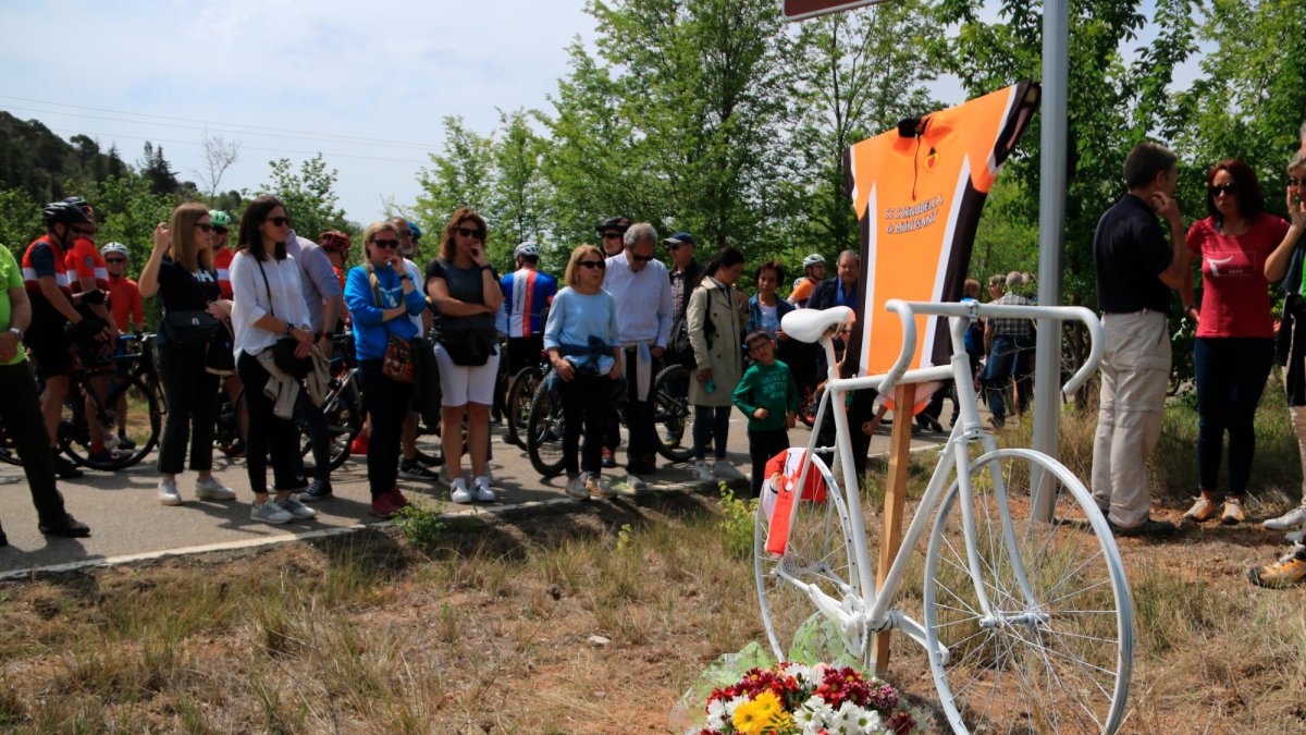 S’ha fet un minut de silenci i s’ha dipositat un ram de flors als peus d’una bicicleta blanca que recorda el ciclista.