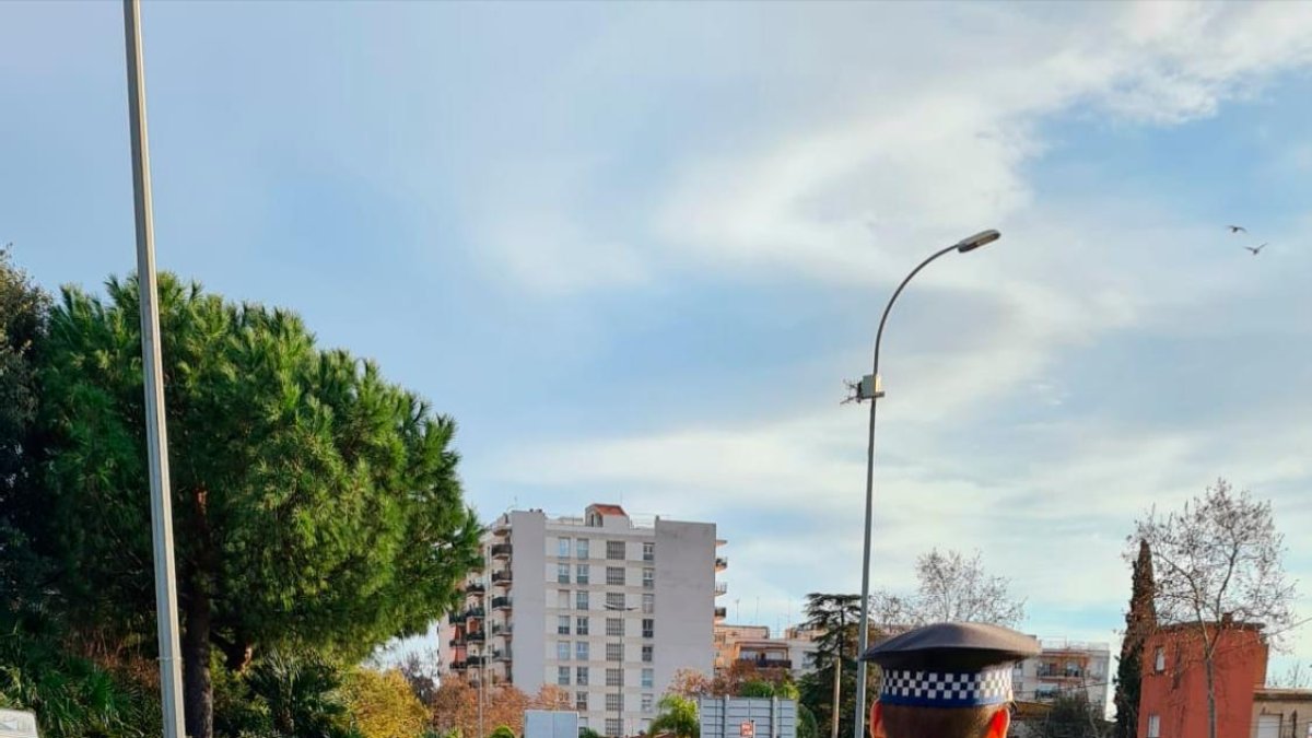 Sube a una grúa en Reus, insulta a los viandantes y acaba detenido tras agredir a un policía