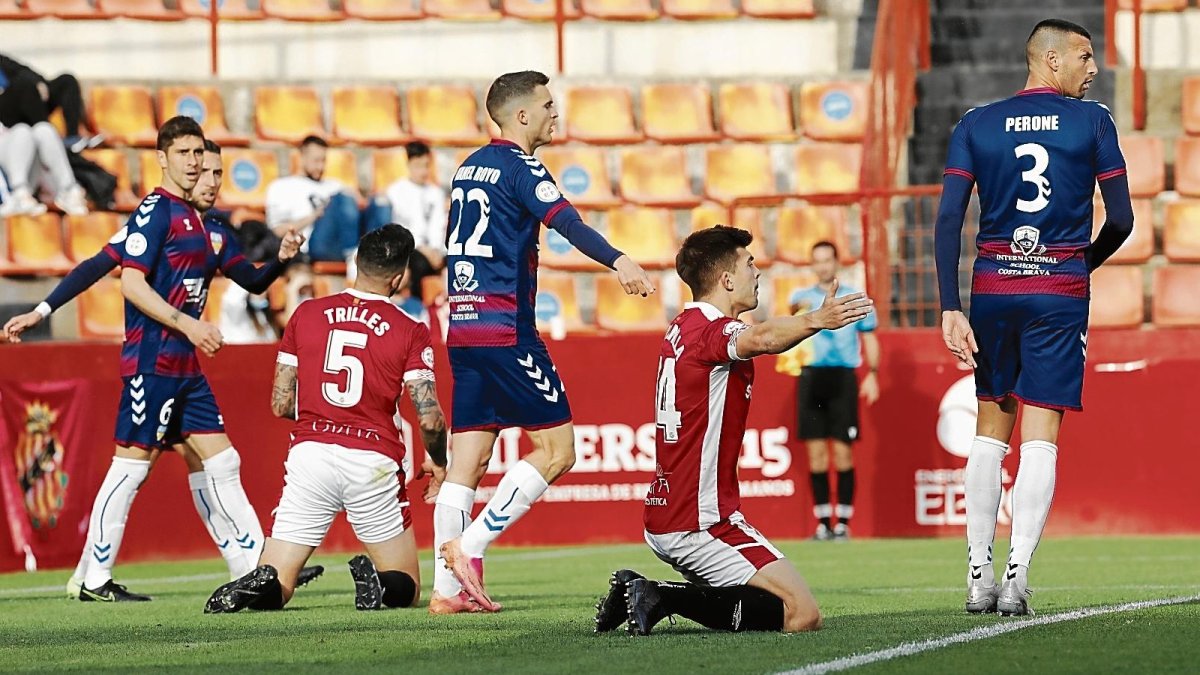 Quintanilla (14) y Trilles (5) se lamentan ante el Costa Brava.