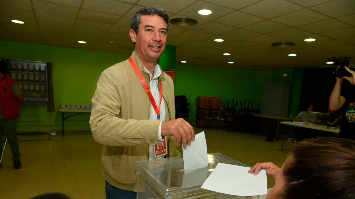 Imagen de Kenneth Martínez mientras depositaba su voto esta mañana.