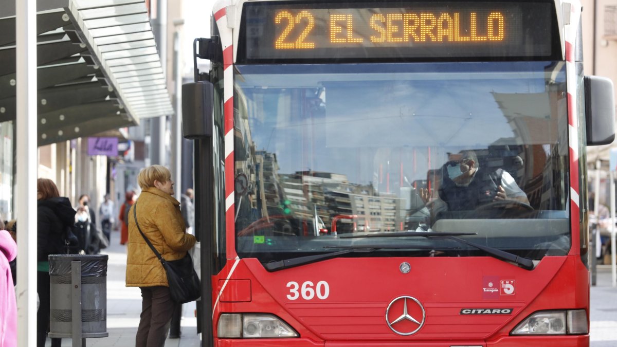 Una mujer habla con un conductor uno de los días de huelga de la semana pasada.