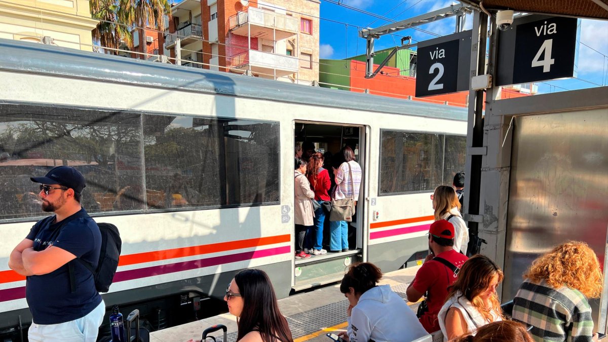 La incidencia provoca retrasos en los trenes que circulan por la línea R2.