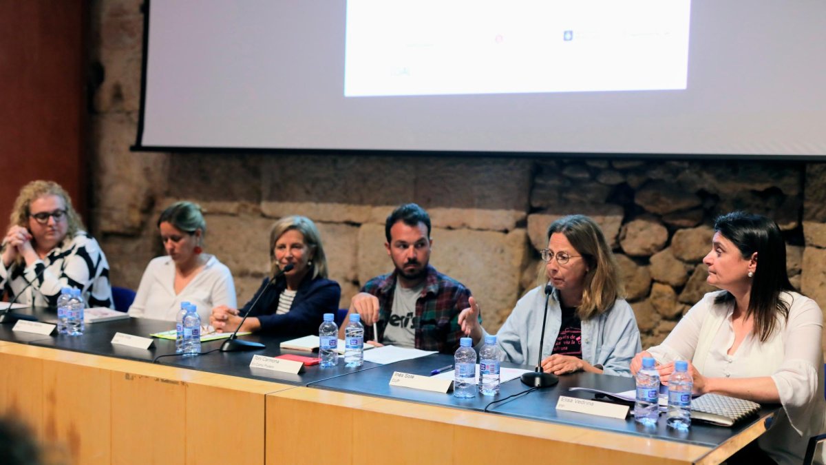 D’esquerra a dreta, Sandra Ramos, Maria Roig, Elvira Vidal, Toni Carmona, Inés Solé i Elisa Vedrina.