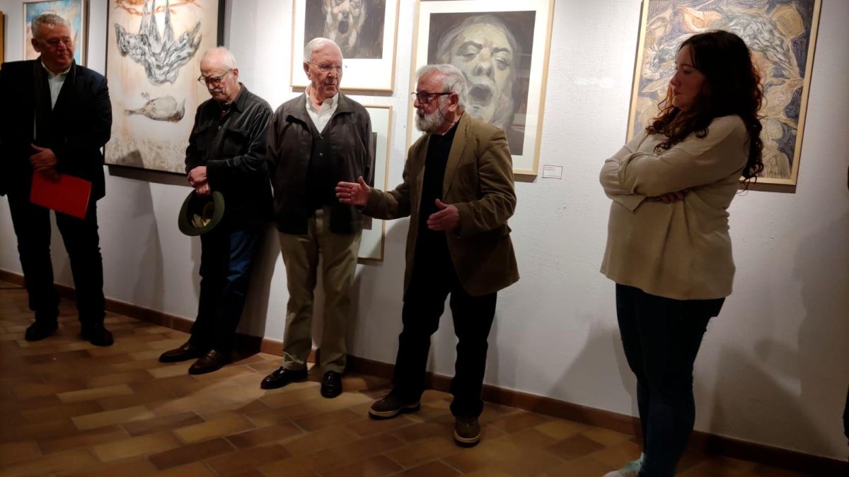 Enric Adserà, segundo por la derecha, durante la inauguración de la muestra.