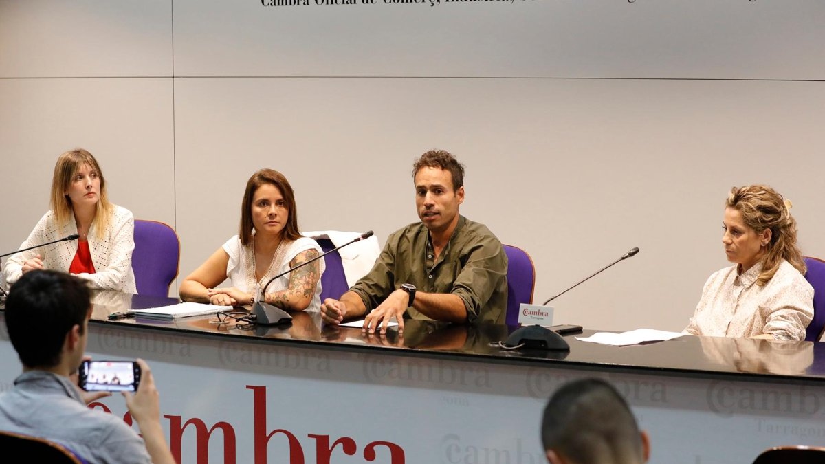 De izquierda a derecha, la secretaria de la Via T, Anna Saguer, la presidenta, Raquel Pizarro, el vicepresidente, Melcior Bustos, y la tesorera, Mercè Vivas.