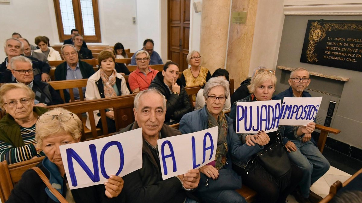 Protesta ciudadana contra la subida de impuestos durante el pleno del Ayuntamiento que aprobó la medida en 2019.