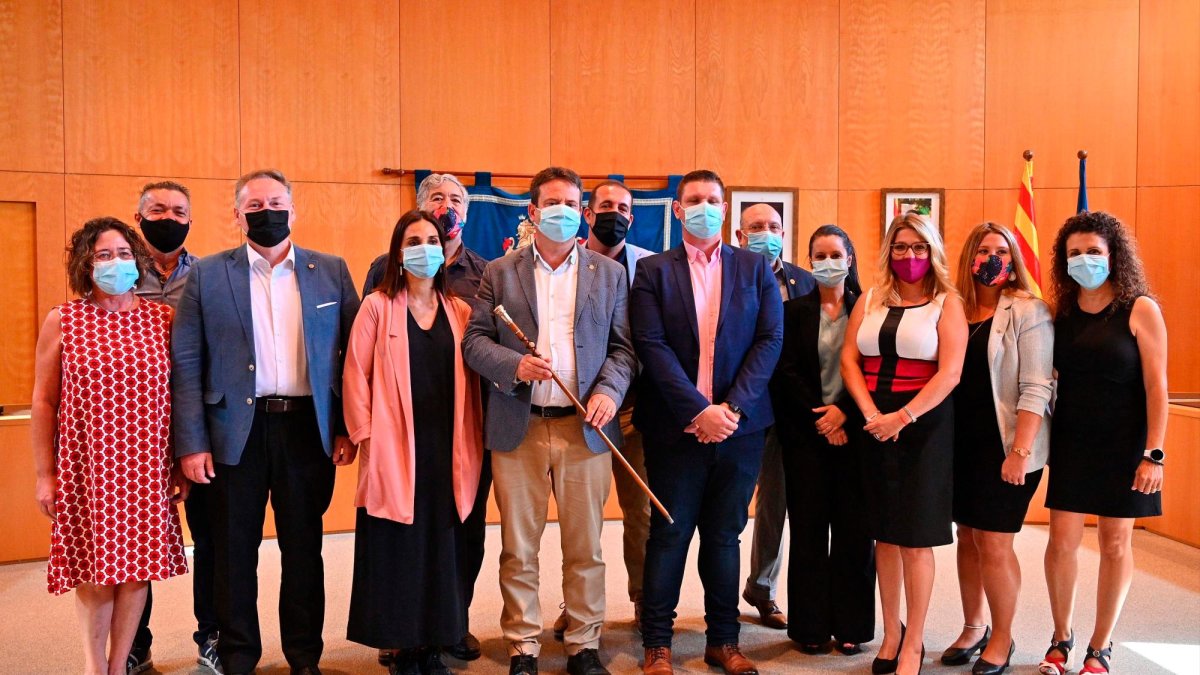 Oliver Klein, con la vara de alcalde en las manos, junto a los regidores que le apoyaron en la moción de censura.