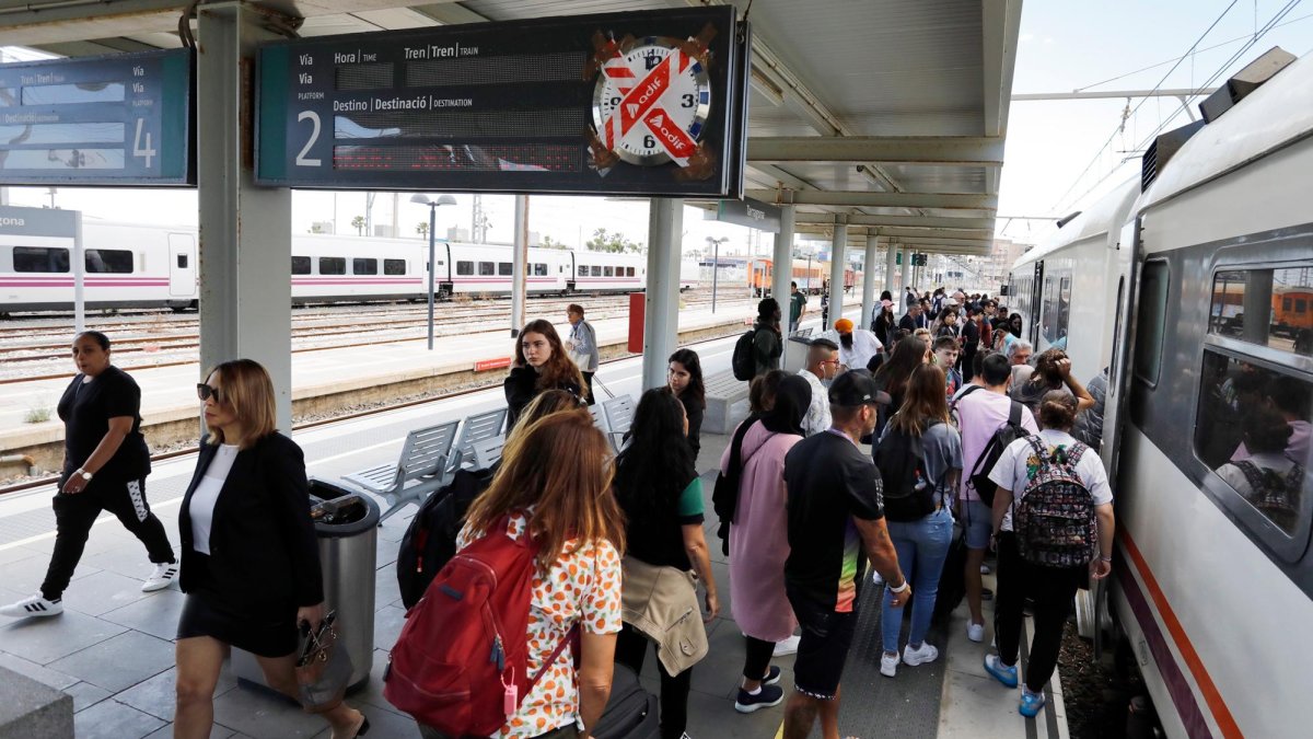 Aglomeraciones de viajeros para subir al tren en Tarragona.