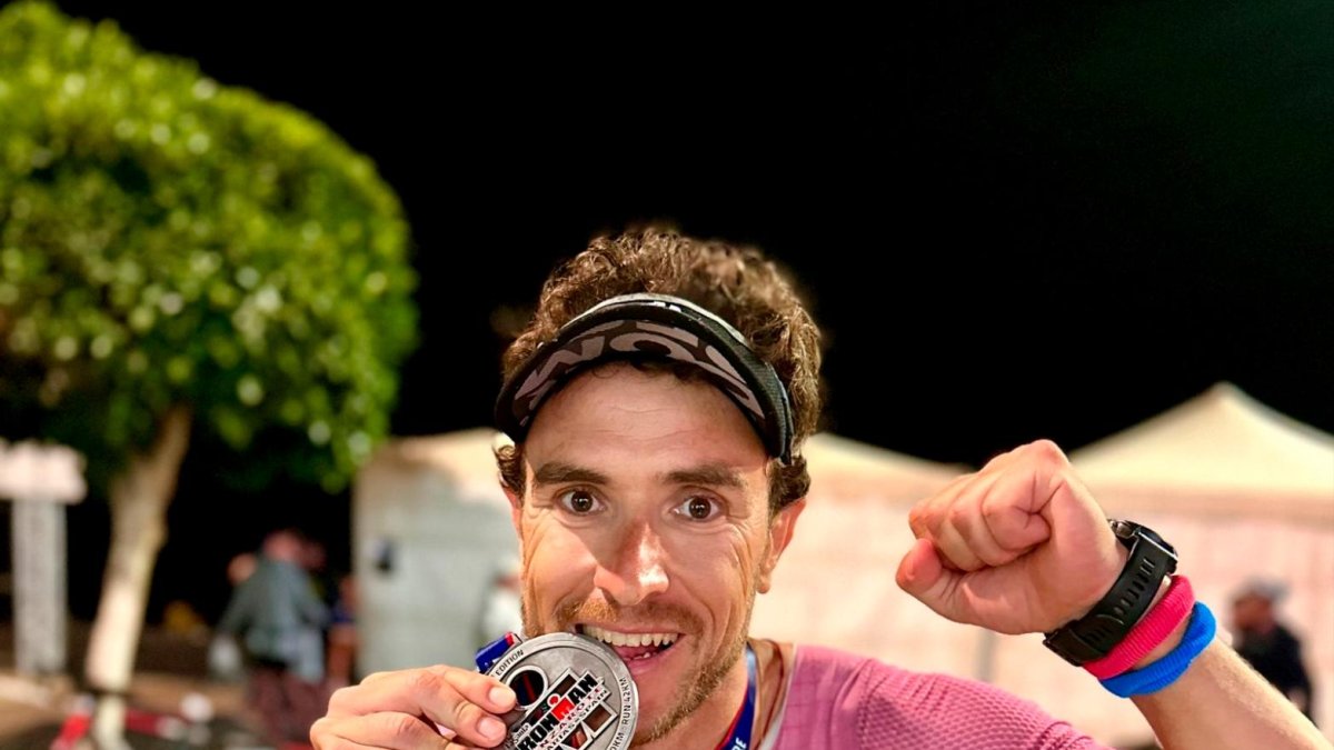 Joan Ceperuelo con su medalla de finisher del Ironman.