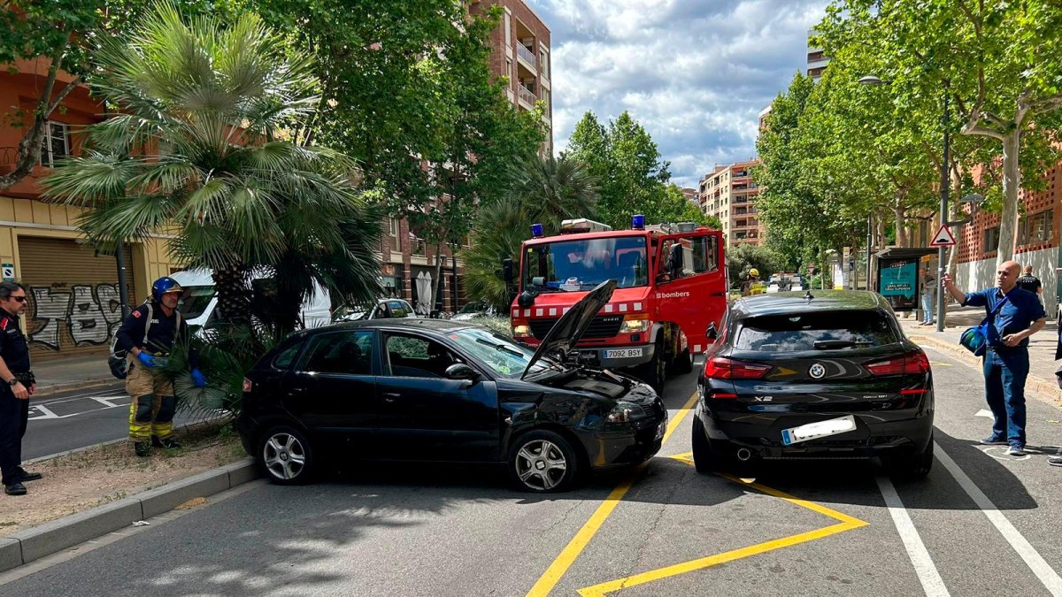 El coche estampado con otro, que estaba estacionado.