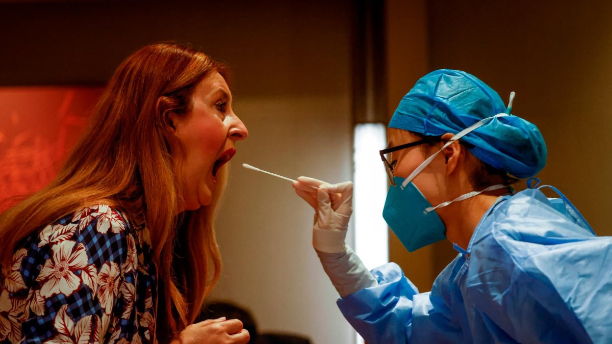 Una mujer se somete a una prueba para determinar si tiene Covid.