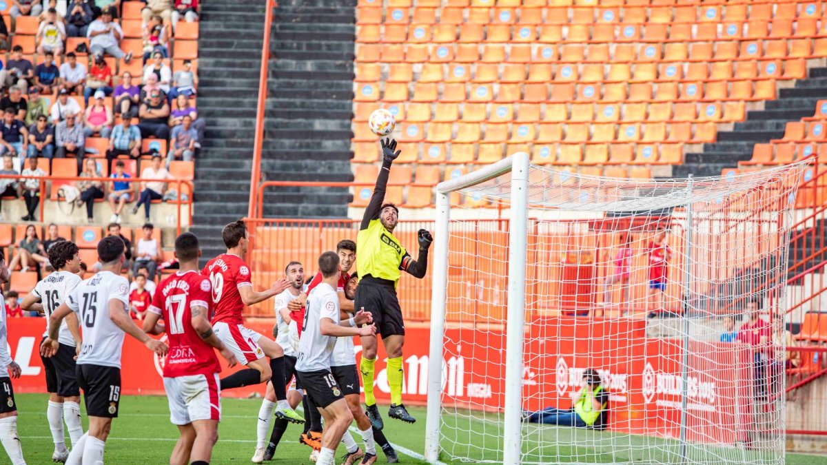 Eric Montes en el partido frente al Real Unión de la pasada jornada en el Nou Estadi Costa Daurada .