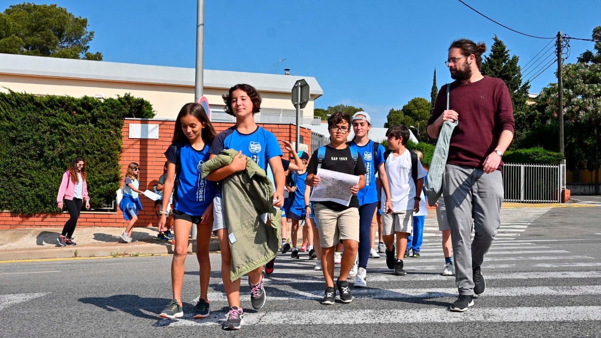 Alumnos de la Escola Pràctiques junto al arquitecto Lluís Delclòs.
