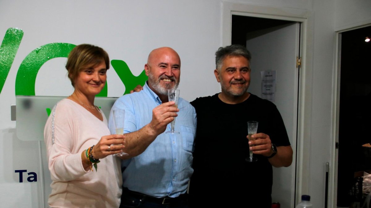 Francisco Javier Gómez, cabeza de lista de Vox en Tarragona, con Judit Gómez i Jaume Duque, los números 2 y 3, respectivamente, celebrando los resultados electorales del 28-M.