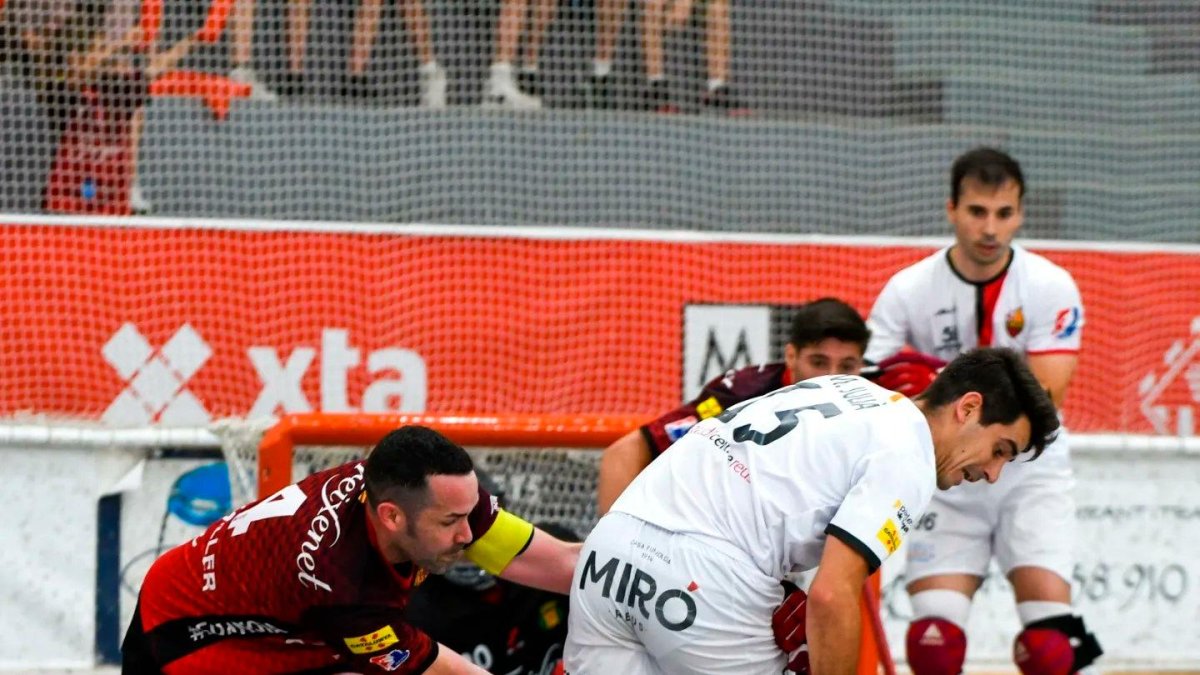 Marc Julià disputa la posesión ante Aleix Esteller, del Noia.