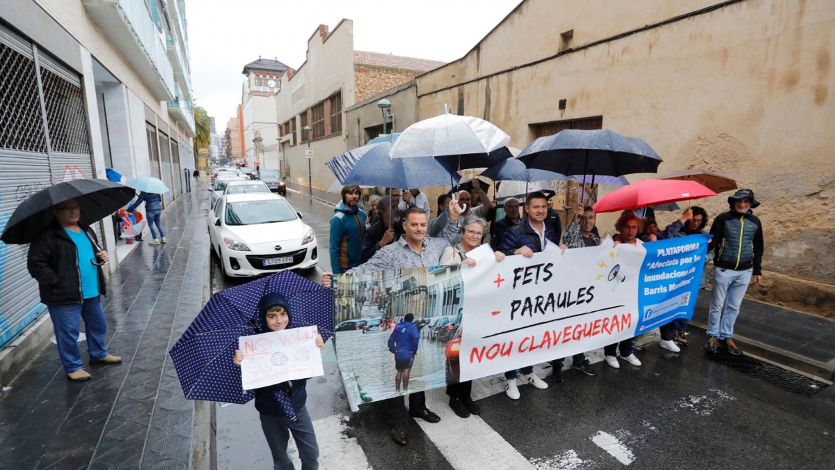 Los miembros presentaron la asociación bajo una lluvia que no cesó en toda la tarde.