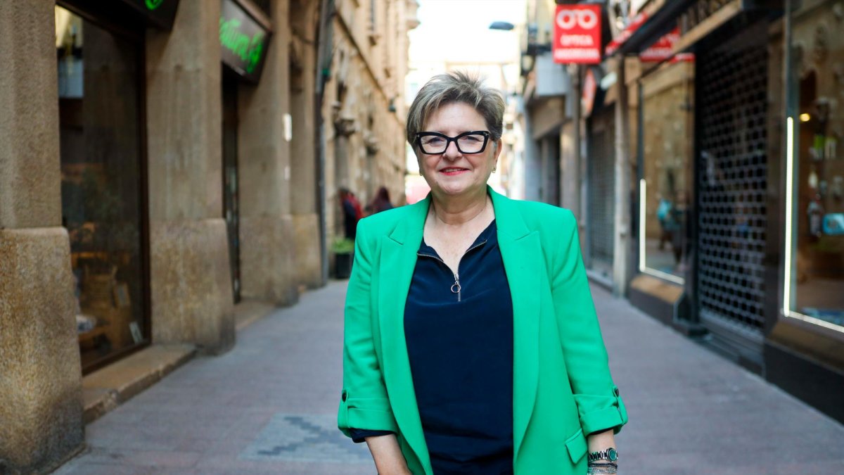 Teresa Pallarès en la calle de Jesús, una de las arterias comerciales de Reus.