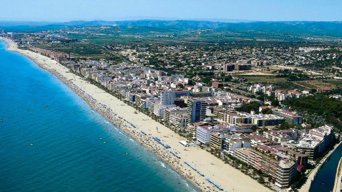 El núcleo de la playa de Calafell crece en habitantes cada año.