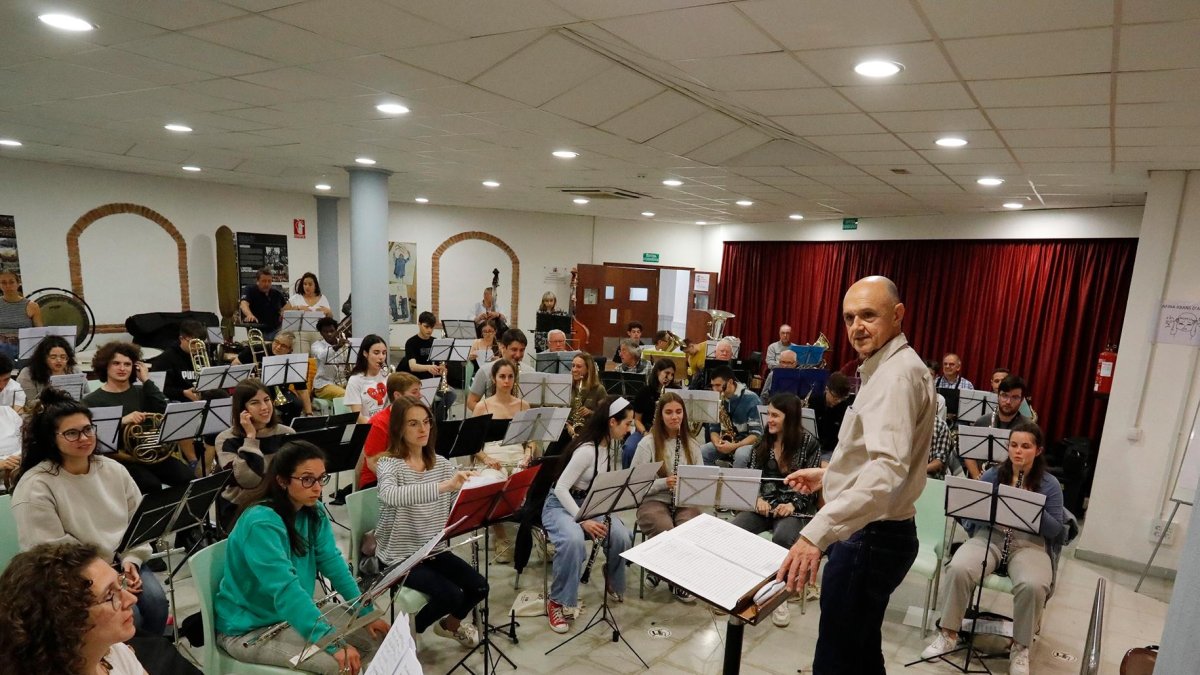 Qui fou director de la Banda Unió Musical Joan Bautista Meseguer assajant anit a Tarragona.