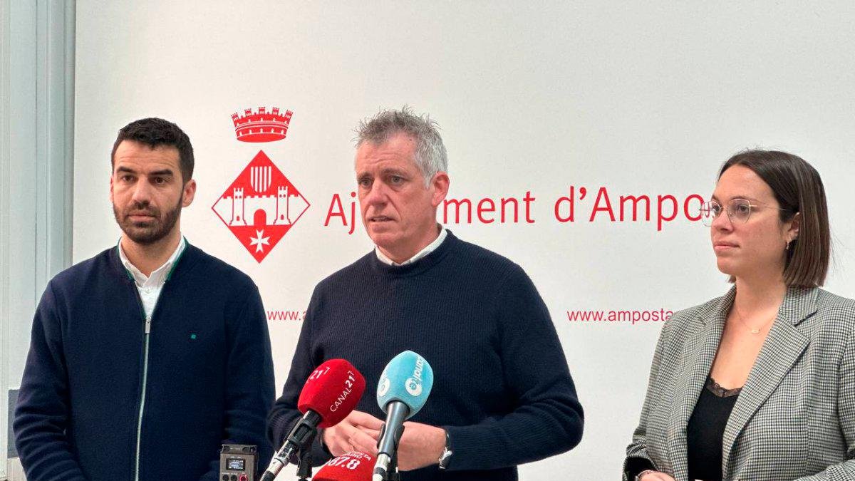 L’alcalde Adam Tomàs, al centre de la imatge, explicant que no es prorrogarà el contracte.