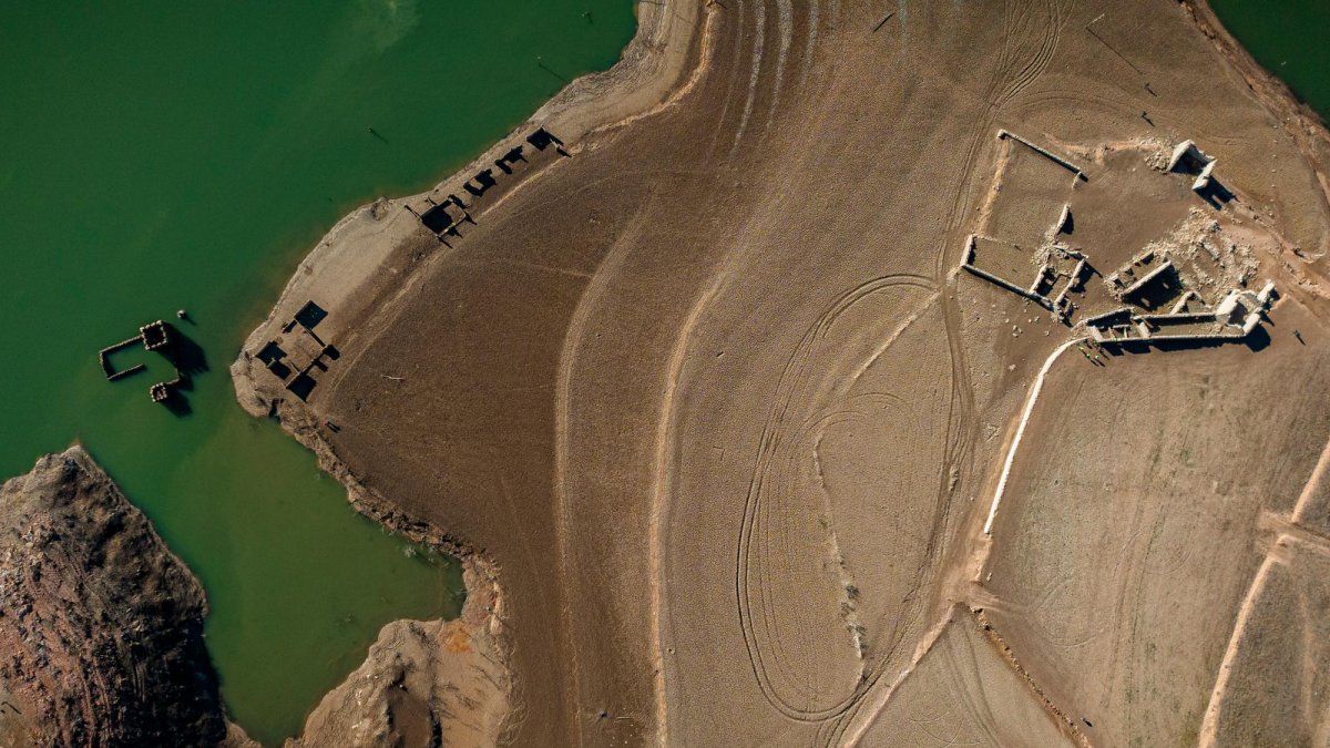 Imagen del estado del pantano de Sau, donde han emergido construcciones que hasta ahora se encontraban bajo el agua.