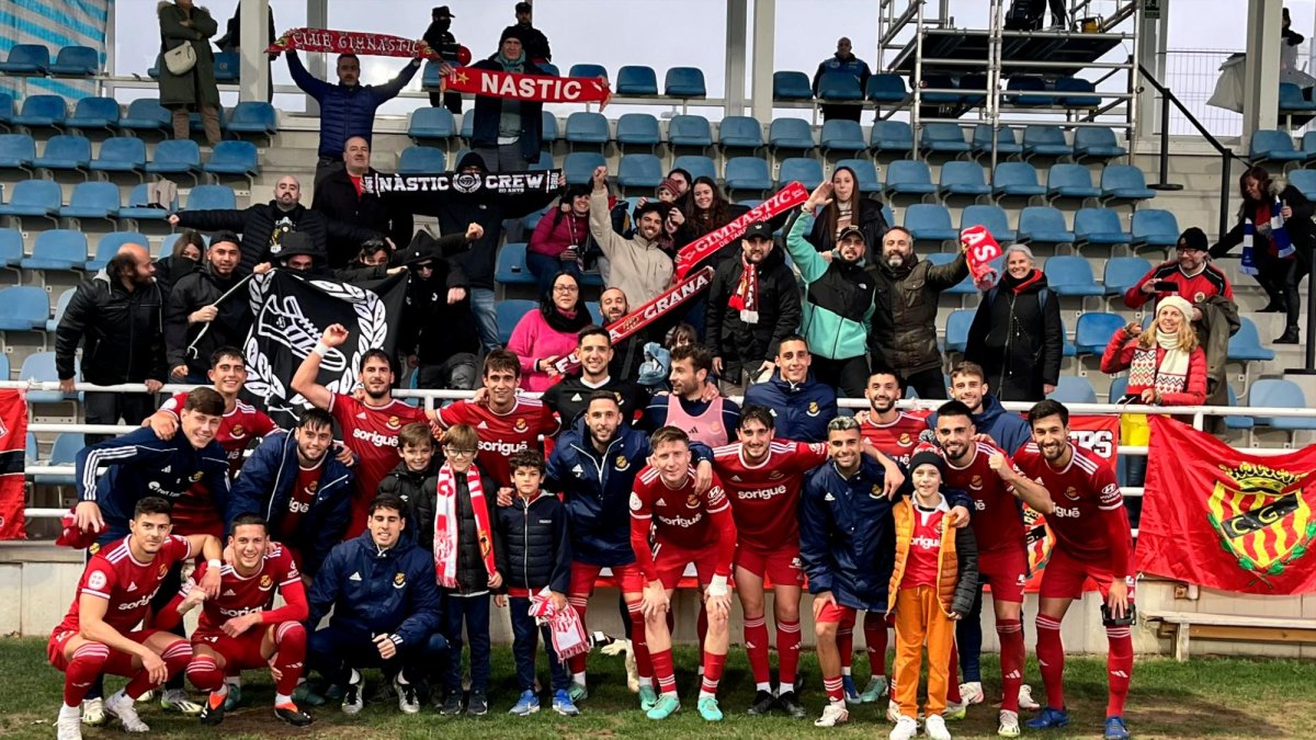 Jugadores y afición celebran unidos el triunfo conseguido en Zubieta.