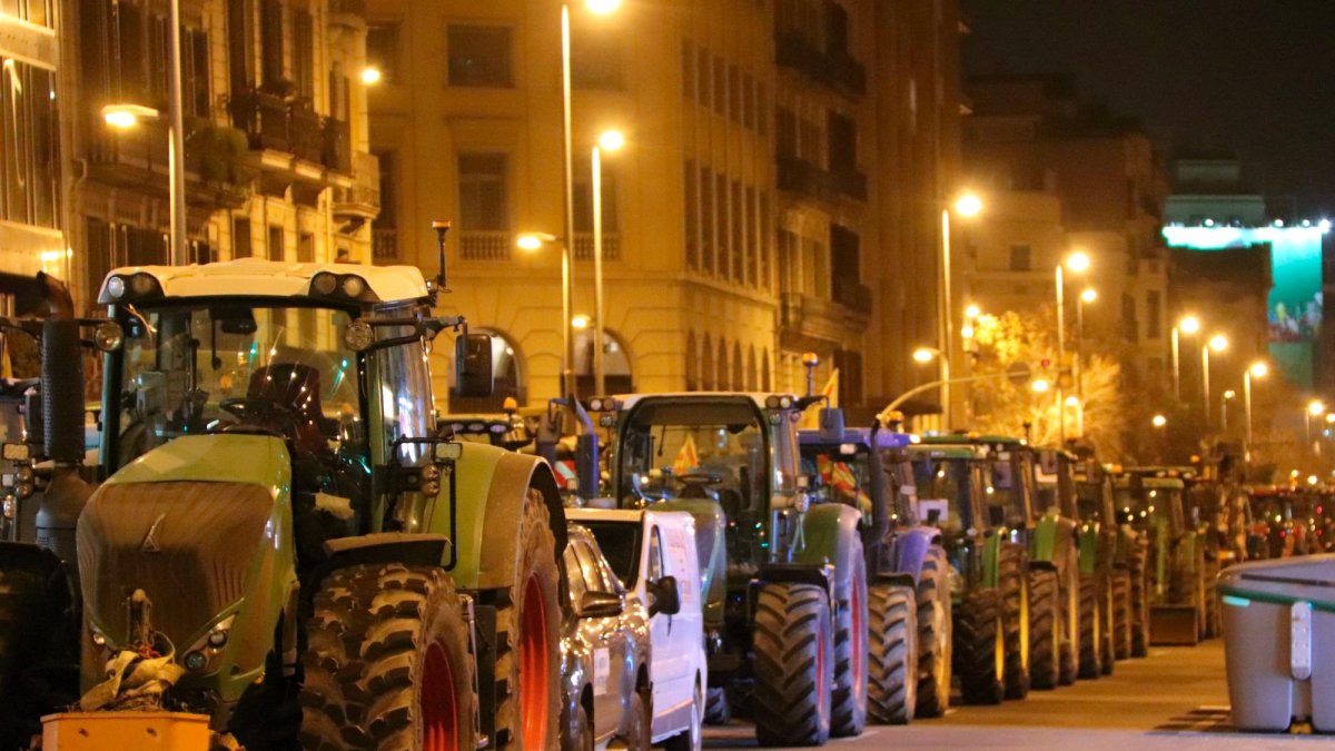 Tractores en Barcelona durante la noche.