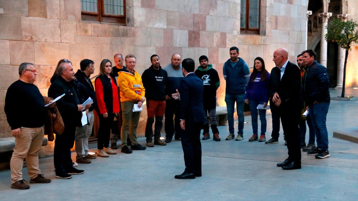 Los representantes del sector agrícola y ramadero en el Palau de la Generalitat.