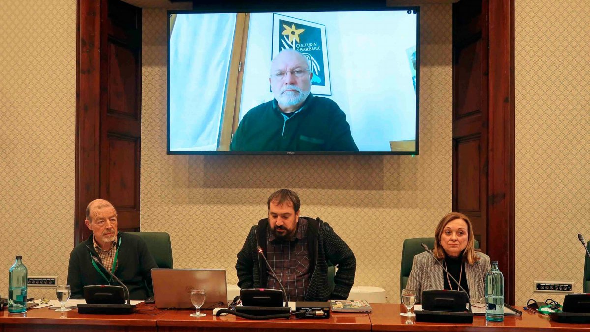 Lluís Puig (a la pantalla), Víctor Gimeno, Dani Cornellà i Marta Cid, durant les compareixences.