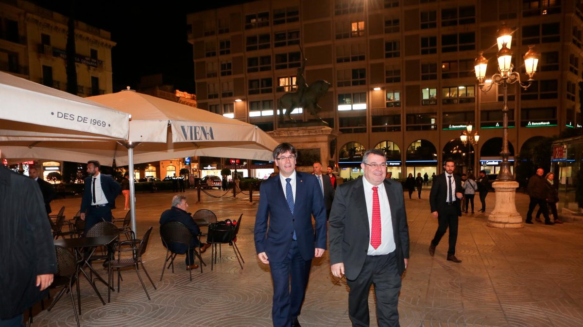 Carles Puigdemont i Víctor Terradelles arriben al Círcol de Reus el 2017 per a una conferència del president de la Generalitat.
