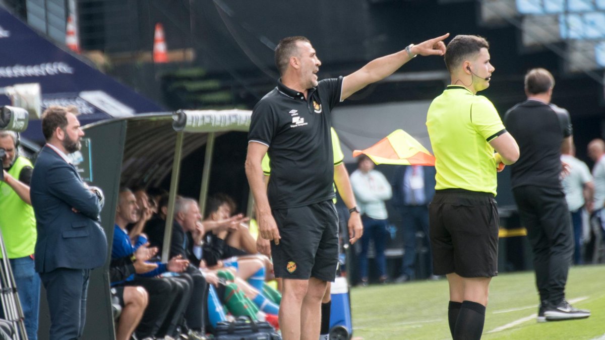 Raül Agné dirige al equipo en la banda de Balaídos.