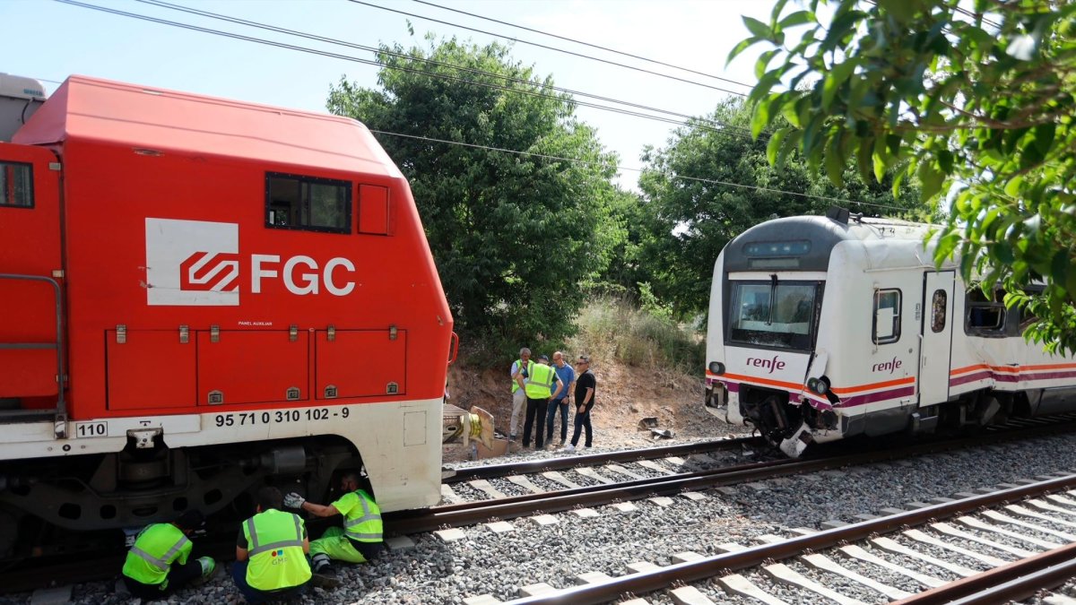 Operarios revisando los frenos de la locomotora que impactó sobre el tren de pasajeros, ayer en el lugar del accidente.
