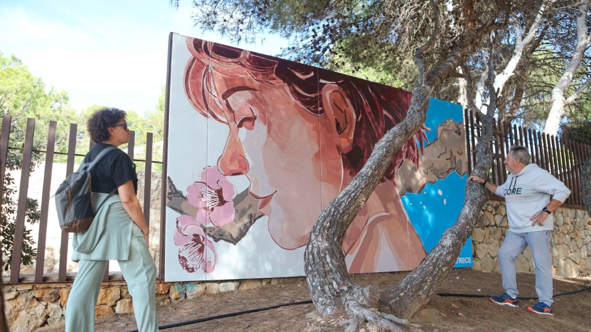 ‘Recuerdo’, también de Mural 13, en Els Triangles, cerca de la Cala Crancs.