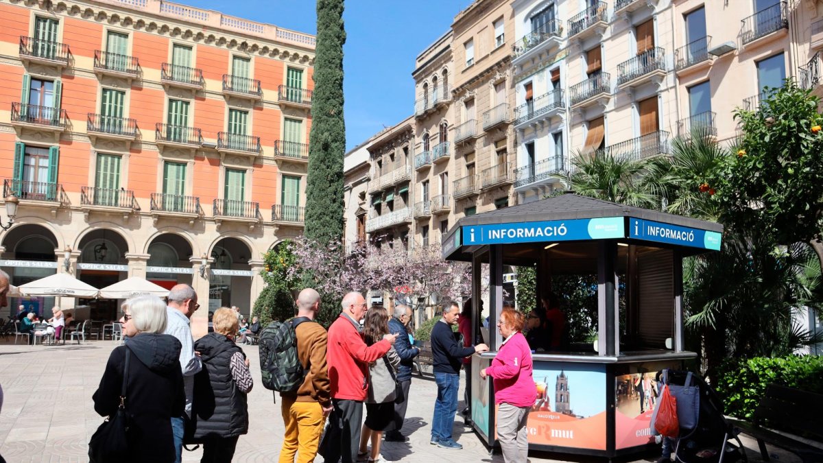 Cola de gente para adquirir los bonos en el punto de información de la plaza de Prim, el pasado mes de marzo.