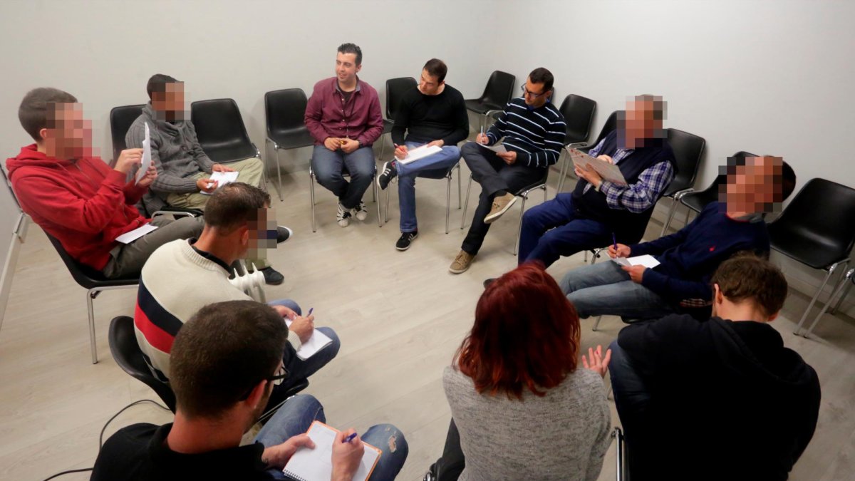 Imagen de archivo de una sesión de Proyecto Hombre.