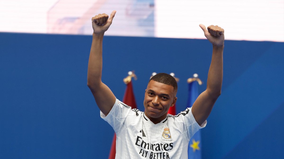 El francés Kylian Mbappé durante su presentación como nuevo jugador del club, este martes en el estadio Santiago Bernabéu de Madrid. Mbappé ha firmado este martes el contrato que le une al conjunto blanco para las próximas cinco temporadas. EFE/Chema Moya