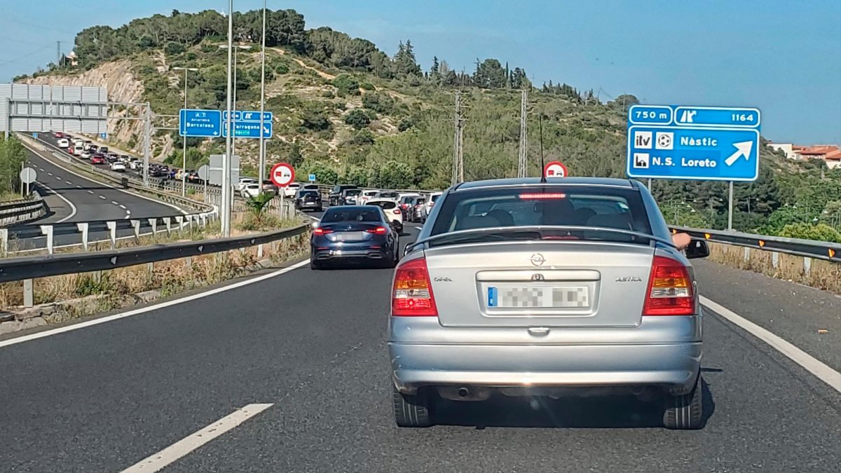 La cola para desviarse ocupa el carril de la derecha de la autovía en el kilómetro 1.165 en sentido norte.