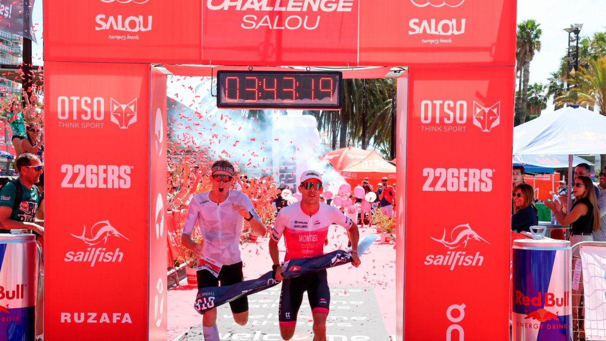 Guillem Montiel ganando en el último segundo del triatlón.