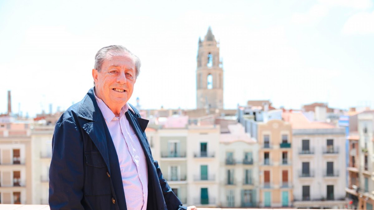 Tomàs Barberà Monné amb la Prioral de Sant Pere al fons.