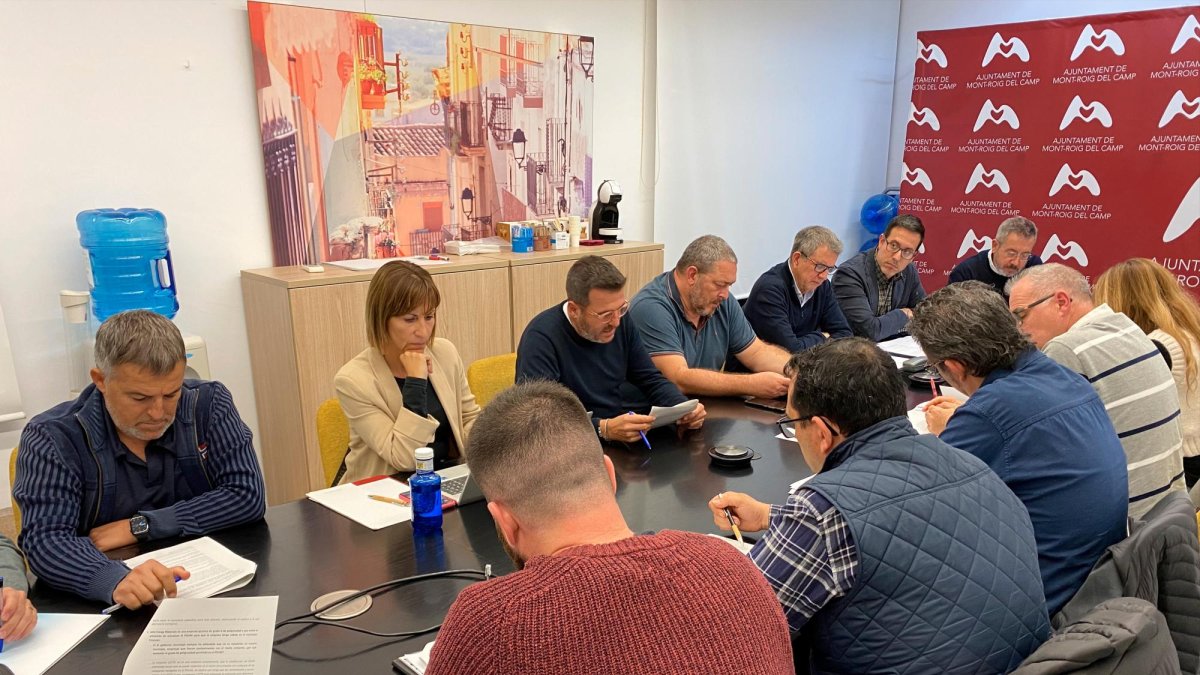 En la reunión el alcalde de Mont-roig, Fran Morancho, atendió a las peticiones que le trasladaron los vecinos.
