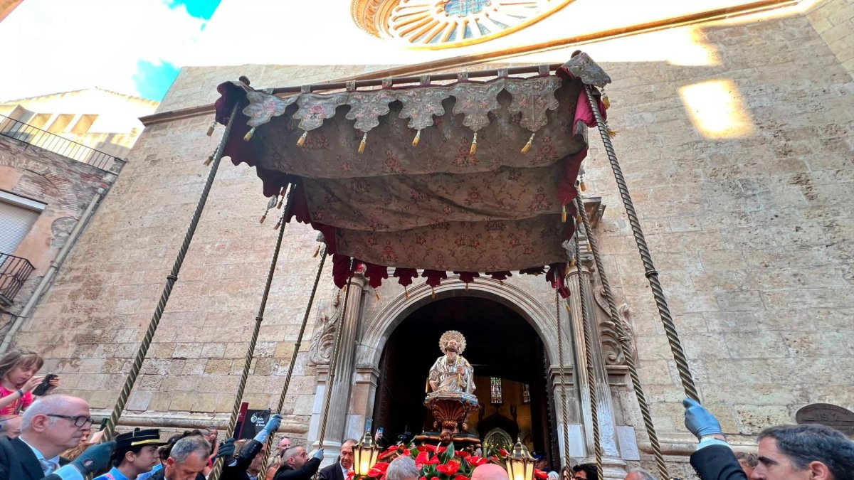 Pasades les vuit del vespre, la imatge de Sant Pere va sortir de la Prioral.