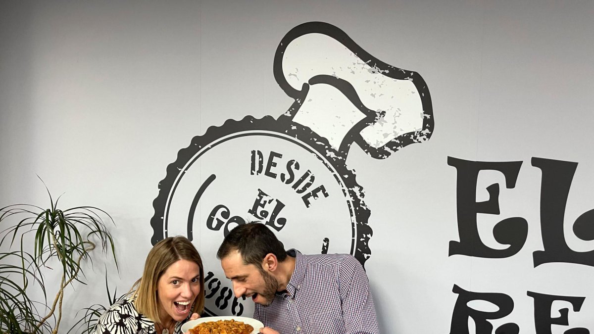 Paula y Dani, con una tapa de callos en su restaurante de Tarragona.